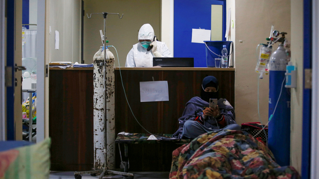 Seorang pasien beristirahat di ruang gawat darurat pasien corona di sebuah rumah sakit pemerintah di Jakarta, Selasa (30/6). Foto: Willy Kurniawan/REUTERS