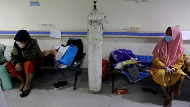 Orang-orang beristirahat di tempat tidur di sepanjang koridor ruang gawat darurat pasien corona di sebuah rumah sakit pemerintah di Jakarta, Selasa (30/6). Foto: Willy Kurniawan/REUTERS