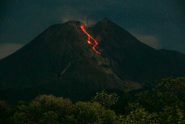 Luncuran lava pijar Gunung Merapi terlihat Desa Kalitengah, Glagaharjo, Cangkringan, Sleman, DI Yogyakarta, Rabu (30/6/2021). Foto: ANTARA FOTO/Hendra Nurdiyansyah