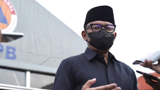 Wali Kota Bogor Bima Arya meninjau lokasi isolasi di Kelurahan Cimahpar, Kelurahan Babakan dan Kelurahan Curug, Rabu (30/6). Foto: Pemkot Bogor