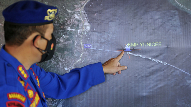 Polisi mengamati peta lokasi tenggelamnya KMP Yunicee di Pelabuhan Gilimanuk, Jembrana, Bali, Rabu (30/6/2021). Foto: Fikri Yusuf/ANTARA FOTO