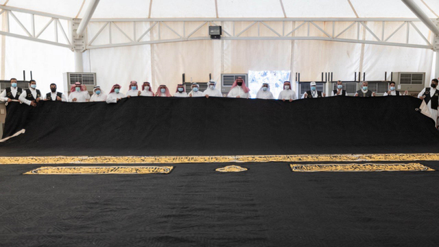 Pemeriksaan kiswah Ka'bah yang akan dipasang menyambut bulan haji 1442 H/2021 M. Foto: Dok. gph.gov.sa