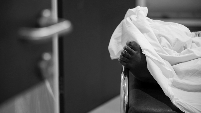 Jenazah korban penyakit virus corona yang menunggu untuk dipindahkan ke kamar mayat di ruang gawat darurat pasien corona di sebuah rumah sakit pemerintah di Jakarta, Selasa (30/6). Foto: Willy Kurniawan/REUTERS