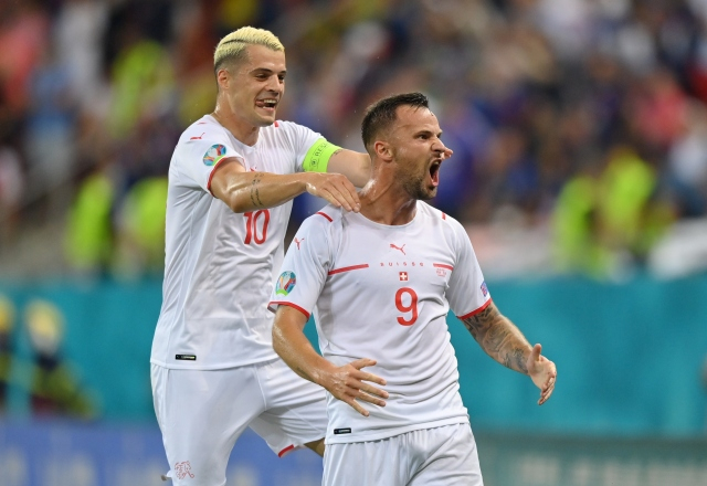 Selebrasi Haris Sefereovic Setelah Berhasil Mencetak Gol. (Foto/Reuters)