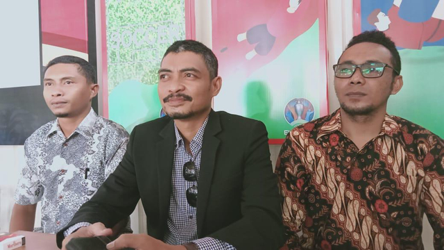 Tim hukum oknum polisi tersangka pemerkosaan. Foto: Randi Basry