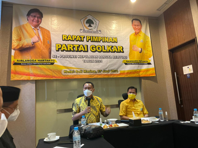 Ketua DPD Partai Golkar Babel, Bambang Patijaya didampingi Eddy Iskandar selaku sekretaris partai Golkar Babel saat gelar rapim DPD se-Babel.