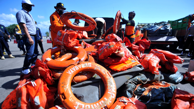 Petugas mengangkut berbagai barang dari KMP Yunicee di Pelabuhan Gilimanuk, Jembrana, Bali, Rabu (30/6/2021). Foto: Fikri Yusuf/ANTARA FOTO