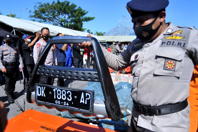 Petugas mengangkut komponen mobil penumpang KMP Yunicee di Pelabuhan Gilimanuk, Jembrana, Bali, Rabu (30/6/2021). Foto: Fikri Yusuf/ANTARA FOTO