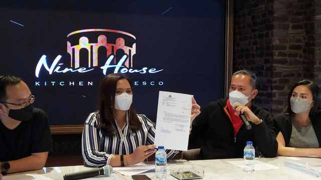 Manajemen The Nine House, Chandra Yudasswara didampingi 2 orang kuasa hukum (perempuan) menunjukkan bukti pelaporan dugaan penggelapan uang perusahaan oleh pegawai, Selasa (29/6/2021). Foto/Azmy.