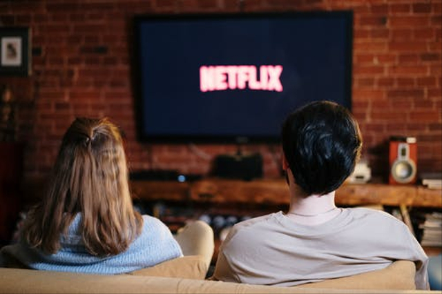 Menonton anime romance terbaik bersama orang yang tersayang. Foto: dok. https://www.pexels.com/