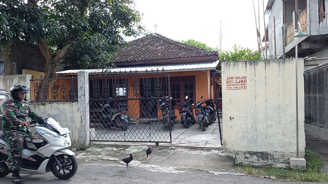 Bangunan Lembaga Kuttab yang dipermasalahkan warga lantaran muridnya merusak makam