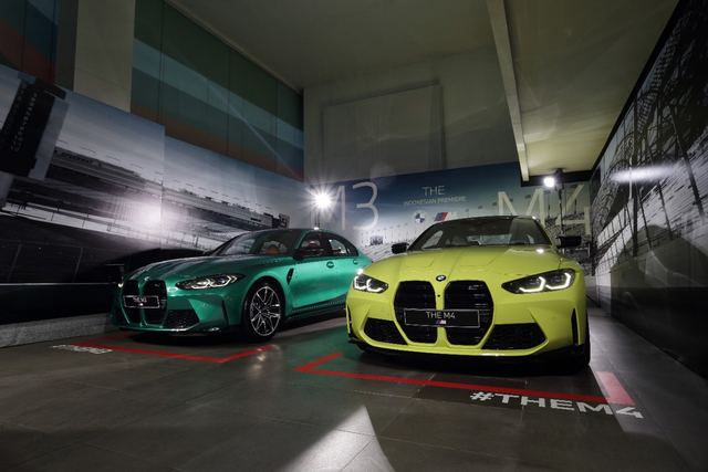 BMW M3 Competition Sedan (kiri) dan BMW M4 Competition Coupe (kanan) resmi diluncurkan di Indonesia dengan banderol mulai Rp 2 miliaran off the road. Foto: BMW Indonesia