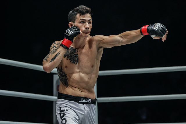Juara Dunia ONE Featherweight Thanh Le merupakan atlet yang cukup aktif di media sosial. Foto: ONE Championship