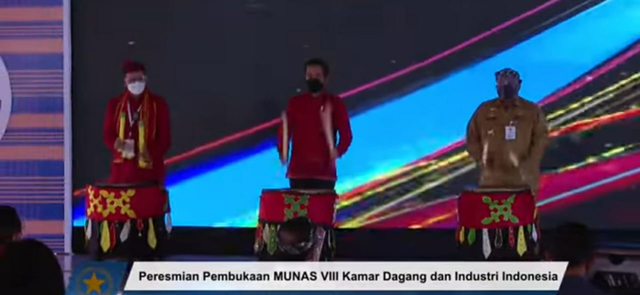 Presiden Jokowi didampingi Gubernur Sultra, Ali Mazi, dan Menteri Koordinator Bidang Perekonomian Indonesia, Airlangga Hartanto. Foto: Tangkapan layar video Youtube Istana.
