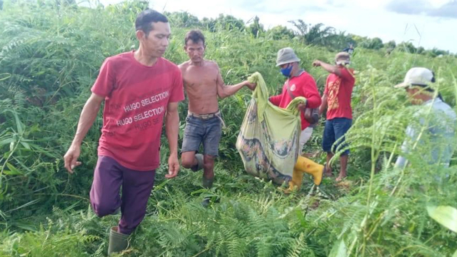 WARGA mengevakuasi Samino, warga Batu Teritip, Sungai Sembilan, Dumai, Riau, Selasa (29/6/2021). Samino ditemukan tewas dengan kondisi mengenaskan usai diterkam Harimau Sumatera. 