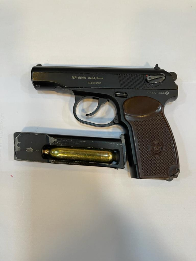 Wakapolres Metro Jakarta Utara AKBP Nasriadi (kiri) menunjukan Airgun yang digunakan Omega, penganiaya sopir truk.  Foto: Dok. Istimewa