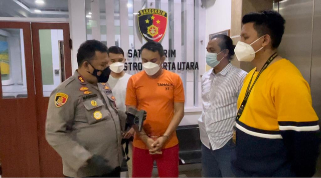 Wakapolres Metro Jakarta Utara AKBP Nasriadi (kiri) menunjukan Airgun yang digunakan Omega, penganiaya sopir truk.  Foto: Dok. Istimewa