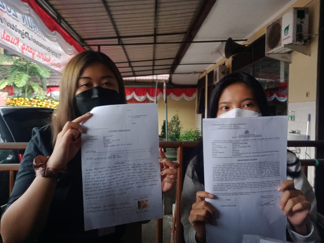 2 korban arisan fiktif @arisancuanmalang usai melaporkan kasus penipuan di Mapolresta Malang Kota, Rabu (30/6/2021). Foto/Azmy