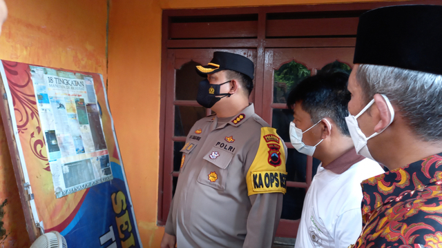 Kapolresta Solo Kombes Pol Ade Safri dan Kepala Kemenag Solo Hidayat Maskur mengecek lembaga belajar Millah Muhammad di Kelurahan Mojo