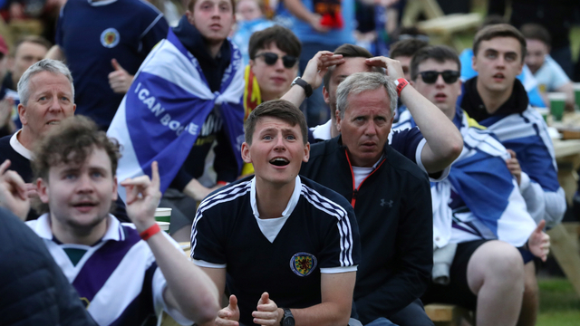 Pendukung Skotlandia bereaksi selama pertandingan Euro 2020. Foto: Russell Cheyne/REUTERS