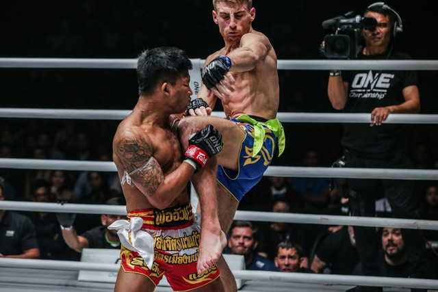 Dua dari deretan atlet Muay Thai terbaik di muka bumi, Rodtang Jitmuangnon (kiri), dan Jonathan Haggerty, berlaga di atas ring ONE Championship. Foto: ONE Championship