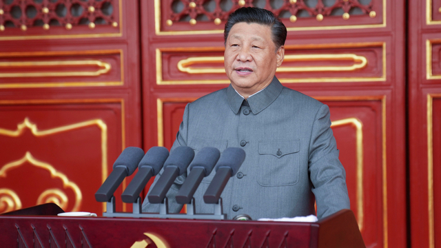 Presiden China Xi Jinping menyampaikan pidato pada upacara peringatan 100 Tahun Partai Komunis yang berkuasa di Beijing, China, Kamis (1/7). Foto: Li Xueren/Xinhua via AP