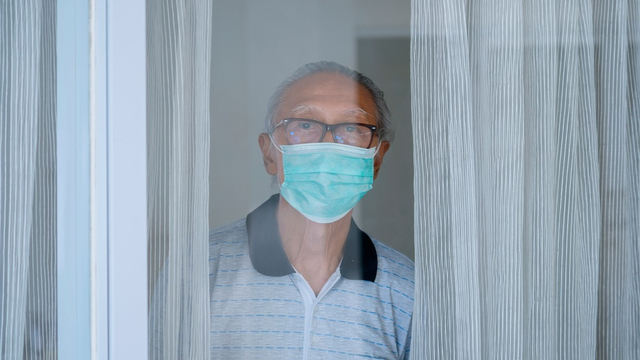 Ilustrasi pakai masker saat isolasi. Foto: Shutter Stock