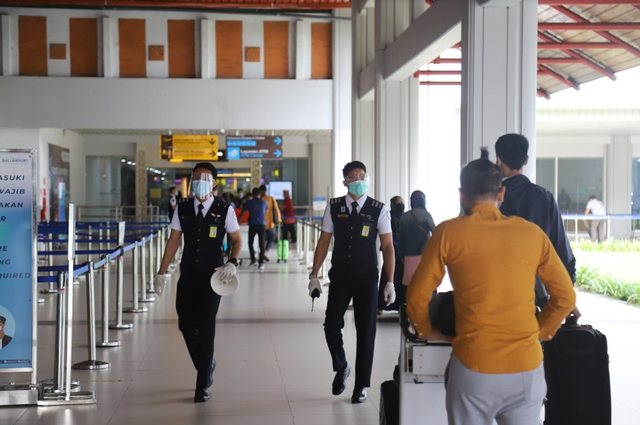 Petugas Bandara I Gusti Ngurah Rai Bali tengah melakukan patroli di terminal penumpang untuk memastikan penerapan protokol kesehatan oleh calon penumpang dan penumpang pesawat udara. Foto: Dok. AP I