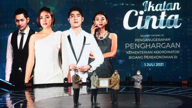 Menko Perekonomian Airlangga Hartarto beri penghargaan untuk sinetron Ikatan Cinta sebagai tontonan paling menghibur di masa pandemi. Foto: MNC Picture