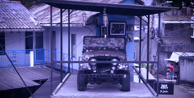 Jeep CJ-6 yang diistirahatkan di atas The Slank Store. Foto: Slank Music/YouTube