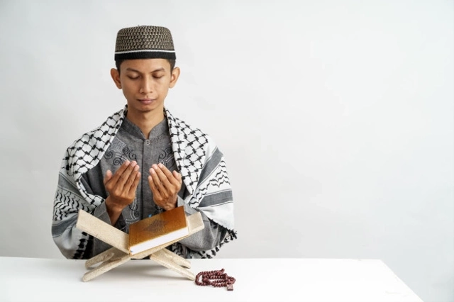 ilustrasi membaca Surt Al Ghasiyah, sumber gambar: https://www.freepik.com/