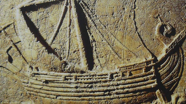 Relief yang menunjukkan armada kapal Fenisia, yang dikenal sebagai kapal kuda nil, mengangkut kayu melalui sungai dari Lebanon ke Khorsobad untuk pembangunan istana Sargon II, raja Asyur dari tahun 721 hingga 705 SM. Kapal-kapal tersebut mudah dikenali dari haluannya yang berbentuk kepala kuda. | Wikimedia Commons