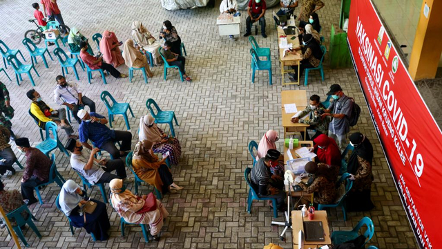 Sejumlah ustaz dan ustazah di Dayah Darul Ihsan, Kabupaten Aceh Besar, mengantre untuk mendapat vaksinasi COVID-19, Kamis (1/7). Foto: Suparta/acehkini
