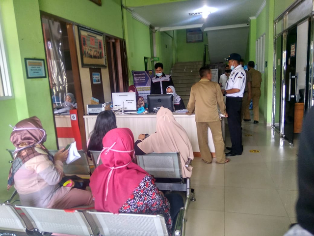 Pelayanan Publik dikantor Disdukcapil Kabupaten Sukabumi, Foto oleh : Wildan Khadarisman 