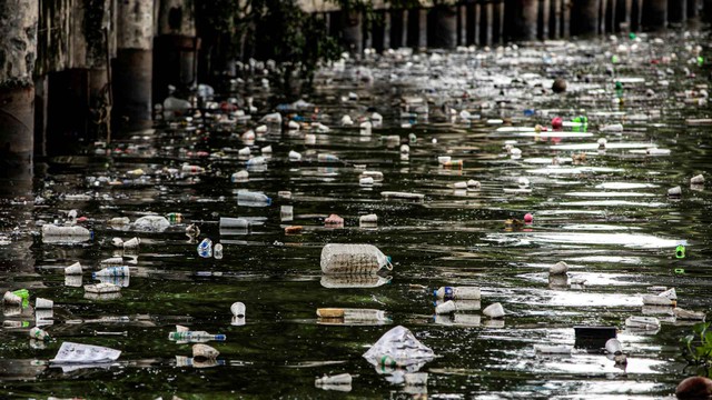 Ilustrasi sampah plastik di sungai. Foto: Eloisa Lopez/REUTERS