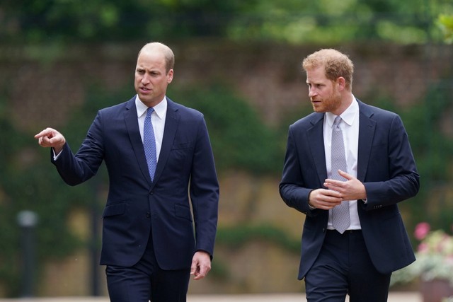 Pangeran William dan Pangeran Harry berbincang sebelum peresmian patung Putri Diana di Taman Sunken, Istana Kensington, London, Inggris. Foto: Dominic Lipinski/Pool/REUTERS