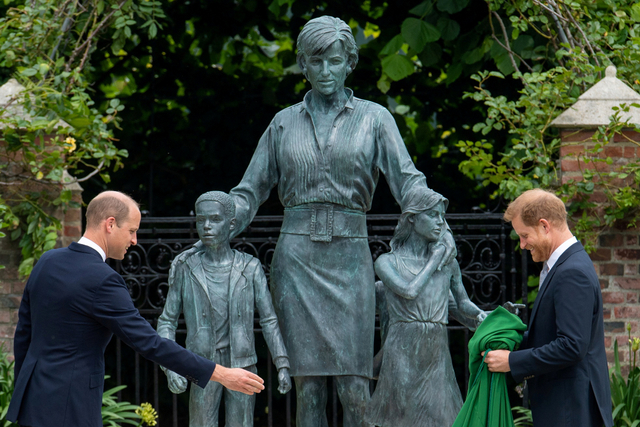 Pangeran William dan Pangeran Harry usai meresmikan patung Putri Diana di Taman Sunken, Istana Kensington, London, Inggris. Foto: Dominic Lipinski/Pool/REUTERS