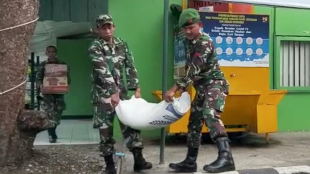 Bantuan bahan makanan untuk pengungsi Elelim di Kabupaten Yalimo. (BumiPapua.com/Stefanus Tarsi) 