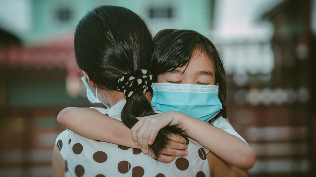 Kasus COVID Tembus 3 Ribu, Yuk Pakai Masker Lagi di Dalam dan Luar Ruangan. Foto: Shutter Stock