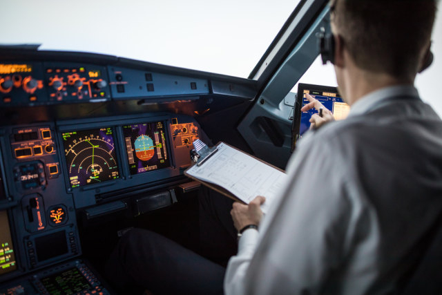 Ilustrasi pilot bertugas menerbangkan pesawat Foto: Shutterstock