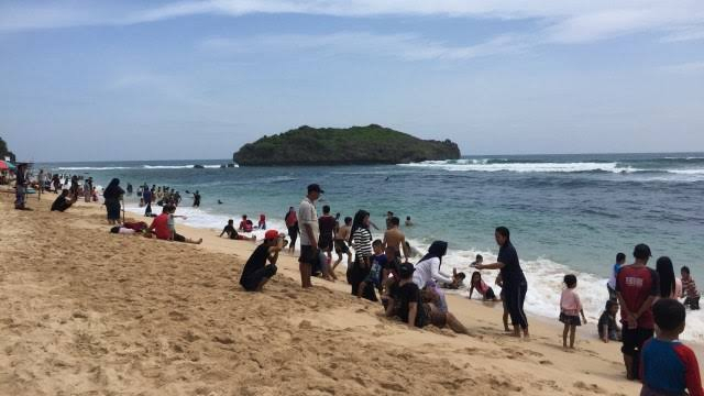 Suasana kawasan pantai di Gunungkidul sebelum pandemi corona. Foto: Erfanto/Tugu Jogja