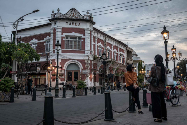 Wisatawan menikmati suasana sore hari di kawasan wisata Cagar Budaya Kota Lama, Semarang, Jawa Tengah, Kamis (1/7/2021). Foto: Aji Styawan/ANTARA FOTO