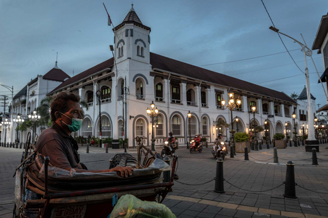 Seorang tukang becak menanti penumpang di kawasan wisata Cagar Budaya Kota Lama, Semarang, Jawa Tengah, Kamis (1/7/2021). Foto: Aji Styawan/ANTARA FOTO