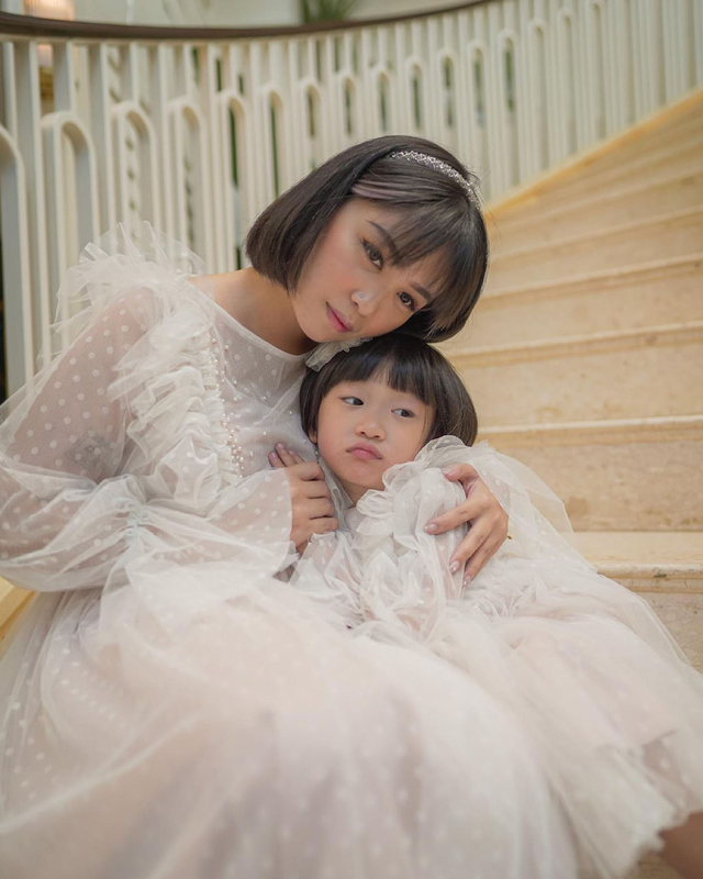 Maria Karina dan putrinya. Foto: Instagram.com/mariakarinaa