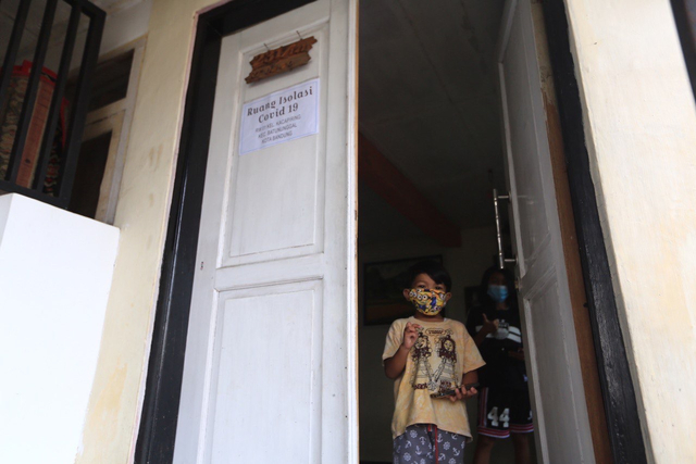 Anak terpapar COVID-19 beraktivitas di sebuah rumah milik warga yang dijadikan tempat isolasi mandiri bagi warga sekitar di RW 1 Kelurahan Kacapiring Kecamatan Batununggal, Bandung. Foto: Dok. Humas Pemkot Bandung