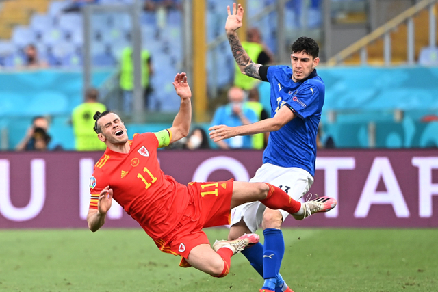 Pemain Timnas Italia, Alessandro Bastoni (kanan).  Foto: Andreas Solaro/Pool/REUTERS