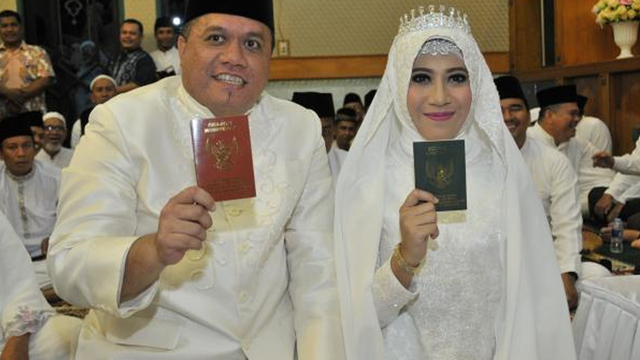 REZITA Meylani saat menikah dengan Bupati Indragiri Hulu, Yopi Arianto, 2016 silam. Senin pekan depan (5/7/2021), Reziya Meylani akan dilantik sebagai Bupati oleh Gubernur Riau, Syamsuar. (FOTO: SETDAKAB.INHU.GO.ID)