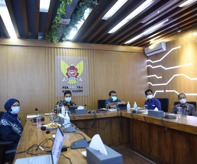 Wali Kota Kediri, Abdullah Abu Bakar, saat memimpin rapat koordinasi bersama jajarannya, dalam rangka persiapan PPKM Darurat. foto/Rino