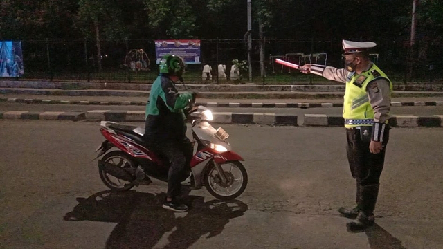 Pembatasan mobilitas pengguna jalan saat PPKM darurat di kawasan Jl. Boulevard Kelapa Gading, Jakarta Utara. Foto: Instagram/@tmcpoldametro