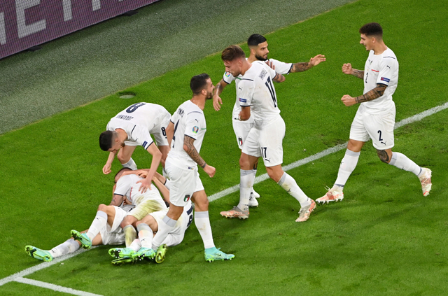 Pemain Italia merayakan gol Nicolo Barella saat melawan Belgia pada Perempat Final Euro 2020 di Football Arena Munich, Jerman. Foto: Stuart Franklin/Reuters